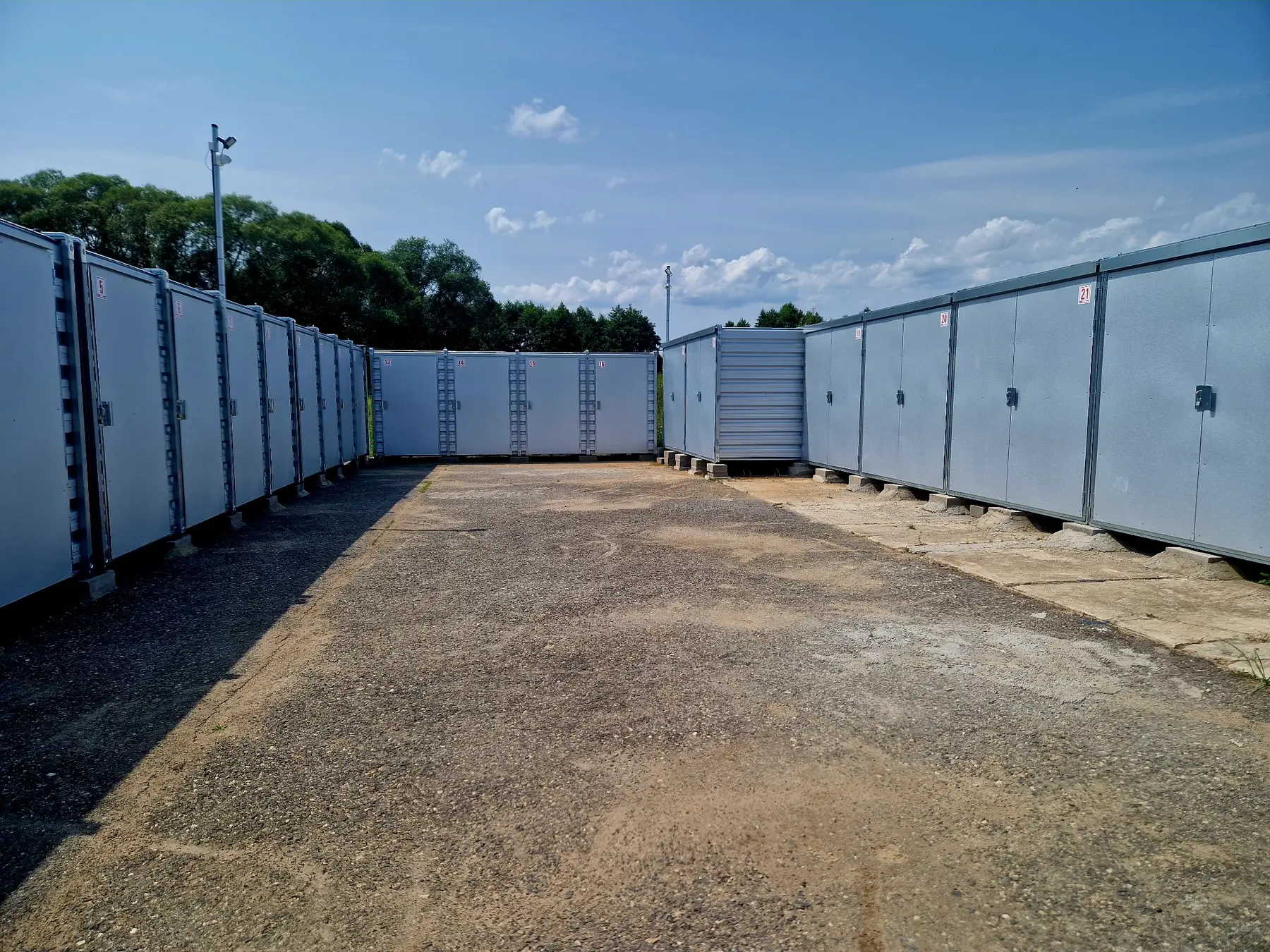 Widok placu i boksów magazynowych BetterBox
