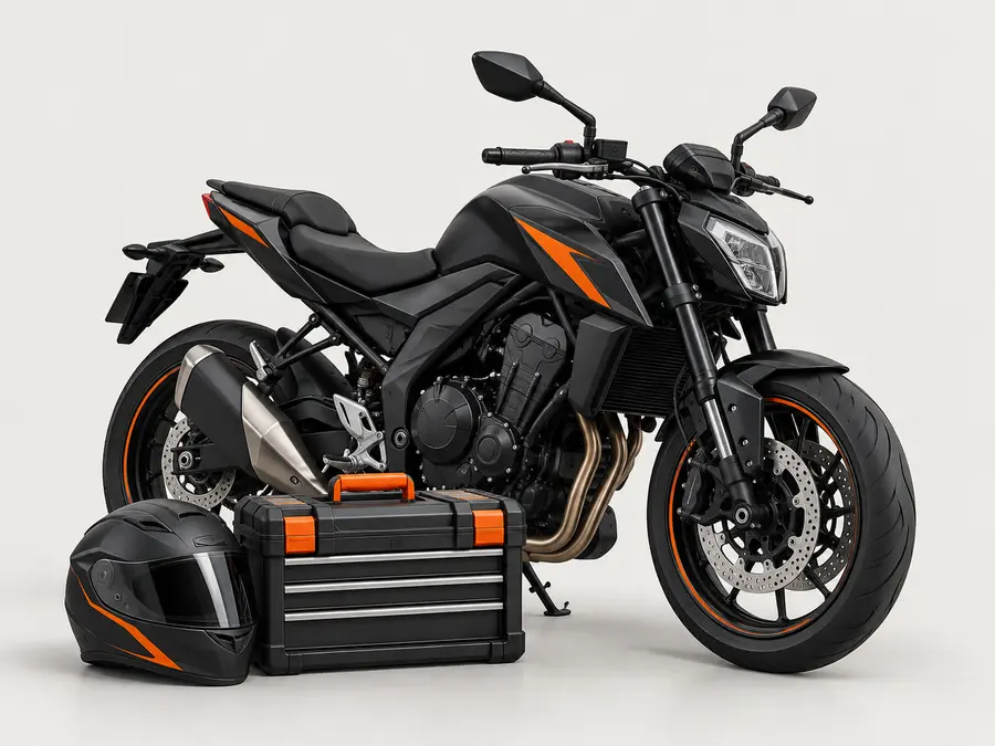 Motocykl, kask i skrzynka narzędziowa przygotowane do przechowania